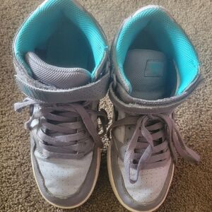 EUC NIKE SNEAKERS